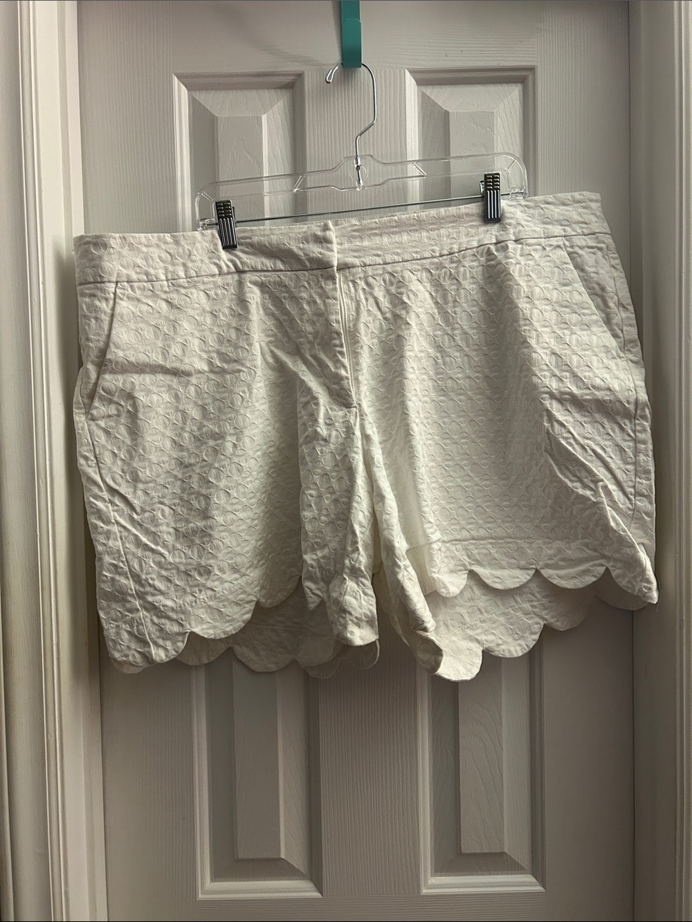 Women's Scallop Hem Textured Shorts - White
